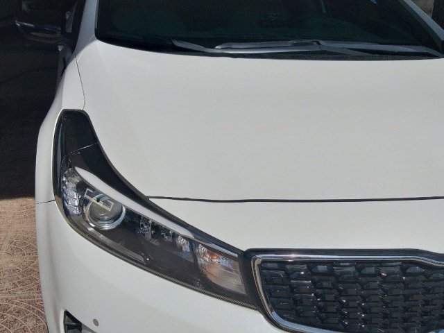 Cần bán gấp Kia Cerato 1.6 AT năm sản xuất 2018, màu trắng  