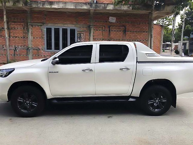 Bán xe Toyota Hilux 2.4E sản xuất 2020, màu trắng, xe nhập còn mới