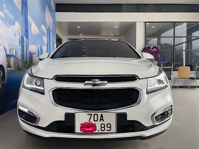 Cần bán gấp Chevrolet Cruze LT 1.6 sản xuất năm 2017, màu trắng