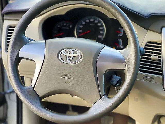 Bán ô tô Toyota Innova 2.0E sản xuất năm 2016, màu bạc giá cạnh tranh1