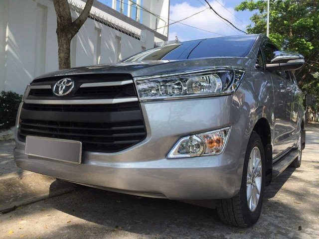 Bán xe Toyota Innova 2017, số sàn, màu xám