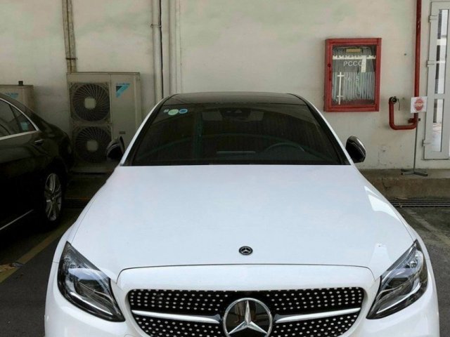 Cần bán gấp Mercedes C300 AMG sản xuất 2021, màu trắng