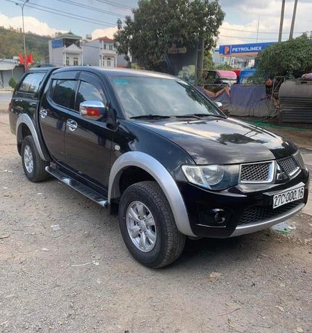 Cần bán gấp Mitsubishi Triton 4x2 MT năm sản xuất 2010, màu đen0