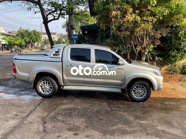 Cần bán gấp Toyota Hilux 2.5E năm sản xuất 2013, màu bạc còn mới0