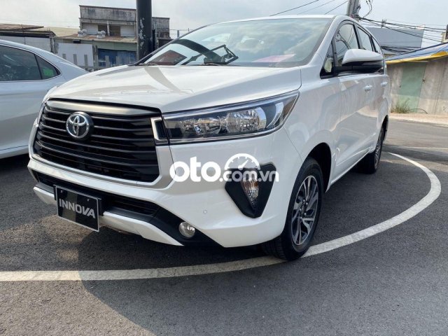 Cần bán xe Toyota Innova 2.0E năm 2021, màu trắng0