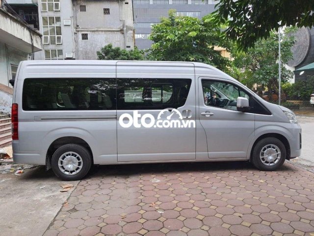 Bán Toyota Hiace sản xuất 2021, màu bạc, nhập khẩu nguyên chiếc