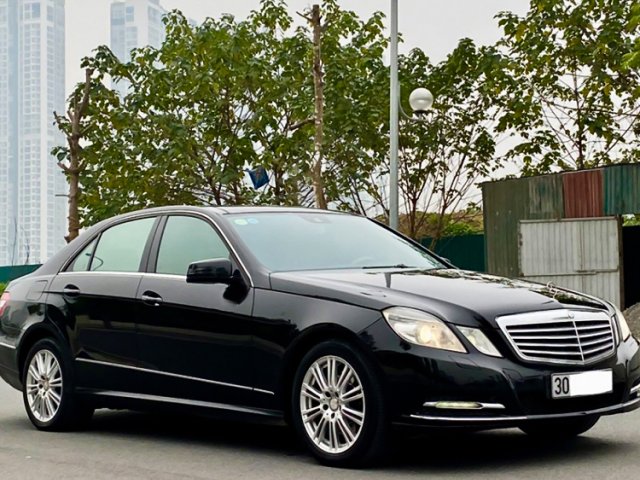 Cần bán lại xe Mercedes E300 sản xuất năm 2011, màu đen, 699tr