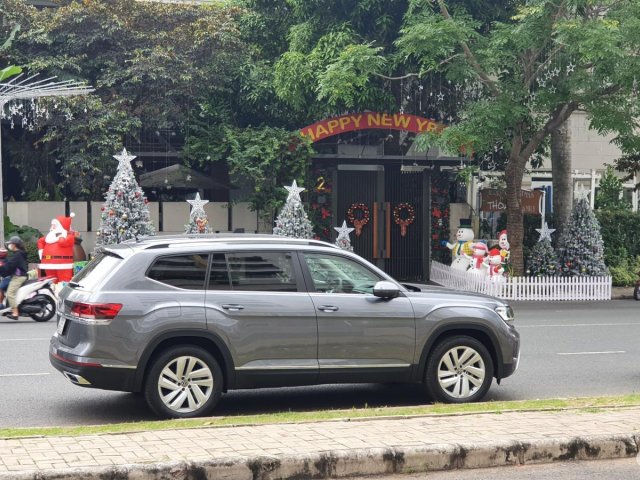 Ms Minh Thư VW sài gòn có xe màu xám Platinum giao ngay cho khách2