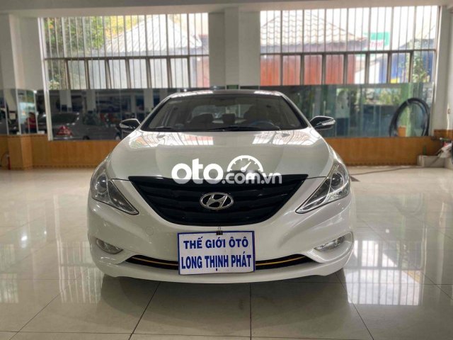 Cần bán xe Hyundai Sonata năm 2010, màu trắng0