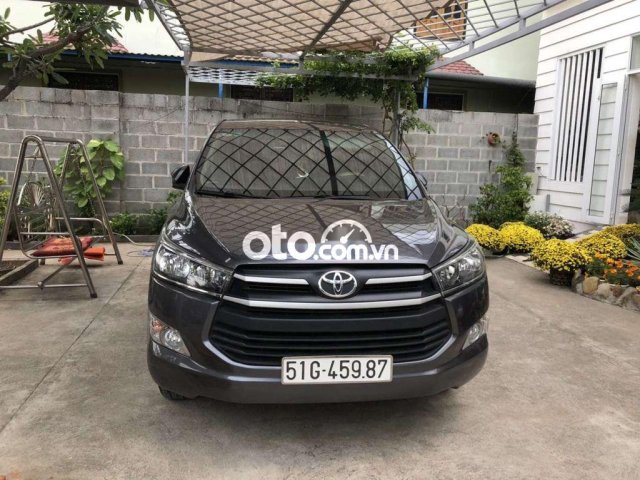 Bán xe Toyota Innova sản 2.0E xuất 2017, màu đen chính chủ, 485tr