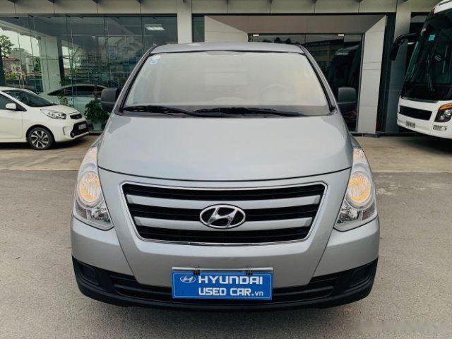 Xe Hyundai Grand Starex 2.5MT năm 2016, màu bạc 