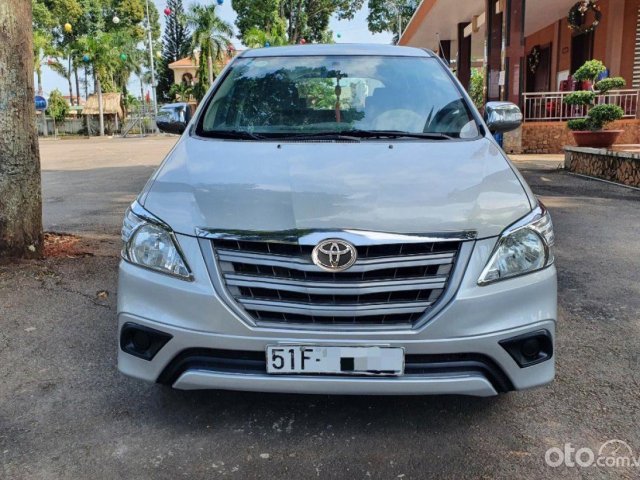 Cần bán xe Toyota Innova 2.0G sản xuất 2015, màu bạc