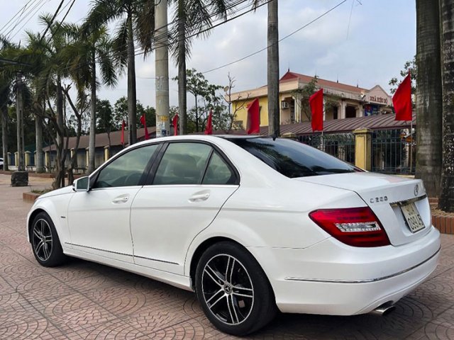 Cần bán xe Mercedes C200 sản xuất 2011, màu trắng