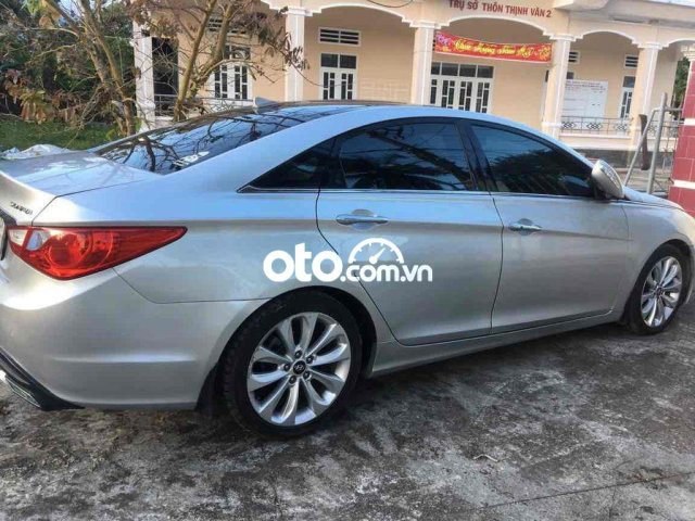 Xe Hyundai Sonata sản xuất năm 2010, màu bạc