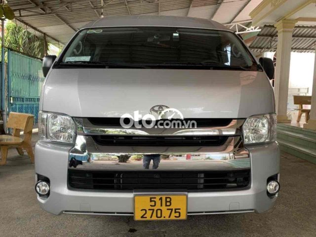 Cần bán Toyota Hiace 3.0MT sản xuất năm 2018, màu bạc, xe nhập ít sử dụng0