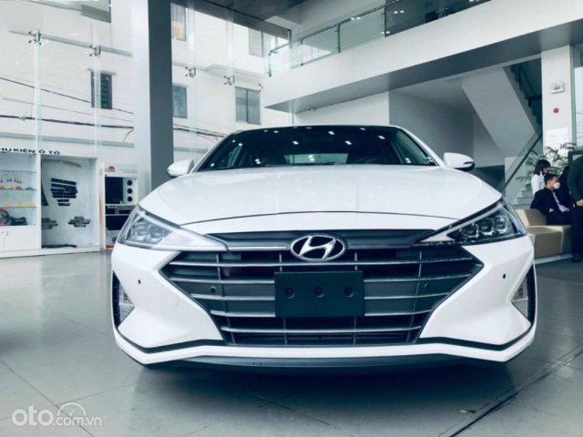 Cần bán xe Hyundai Elantra 2.0 AT sản xuất 2022, màu trắng0