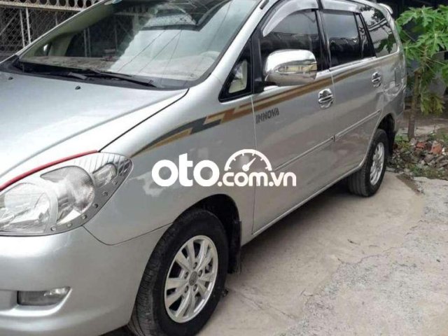 Cần bán lại xe Toyota Innova sản xuất 2006, màu bạc, nhập khẩu xe gia đình