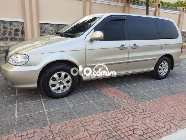 Cần bán xe Kia Carnival năm sản xuất 2009, màu bạc chính chủ giá cạnh tranh0