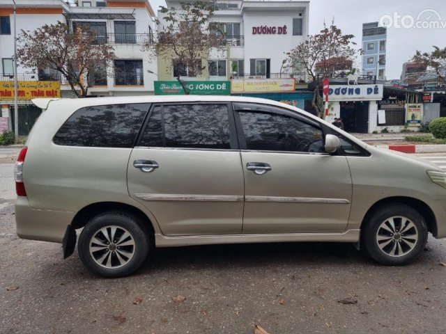 Cần bán lại xe Toyota Innova 2.0E sản xuất năm 2012, màu vàng 0