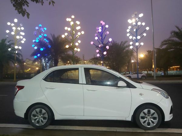 Cần bán gấp Hyundai Grand i10 1.2AT năm 2016, màu trắng, nhập khẩu 