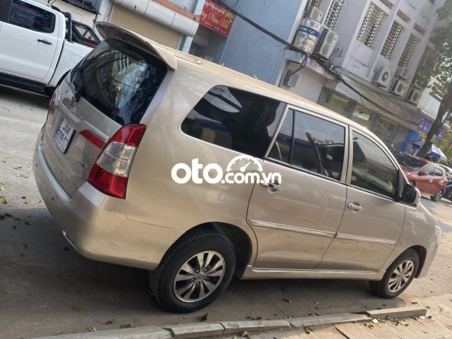 Cần bán xe Toyota Innova 2.0E sản xuất 2015, màu bạc chính chủ, 290tr