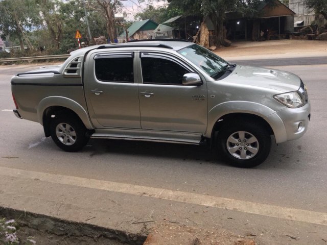 Bán Toyota Hilux 3.0G 4x4 MT sản xuất 2010, màu bạc, xe nhập xe gia đình