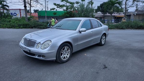 Bán xe Mercedes sản xuất 2012, màu bạc giá cạnh tranh