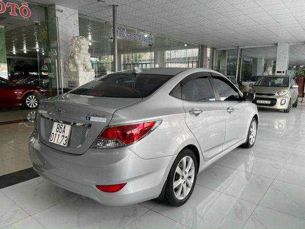 Bán xe Hyundai Accent 1.4MT tiêu chuẩn sản xuất 2012, màu bạc 3