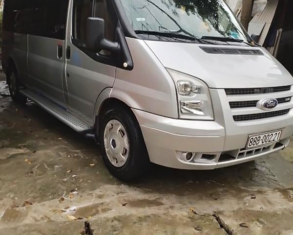 Cần bán xe Ford Transit tiêu chuẩn sản xuất năm 2013, màu bạc0