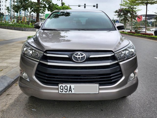 Cần bán Toyota Innova 2.0E sản xuất 2019, màu xám, giá tốt0