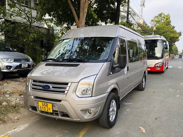 Cần bán Ford Transit SVP sản xuất 2018, màu bạc, nhập khẩu như mới