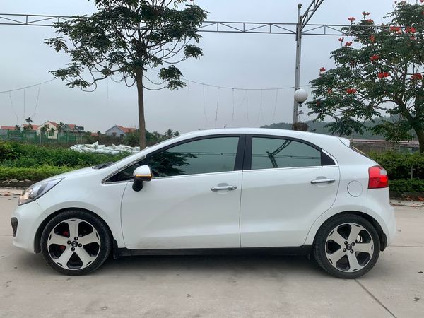 Cần bán Kia Rio năm 2011, màu trắng, nhập khẩu đẹp như mới