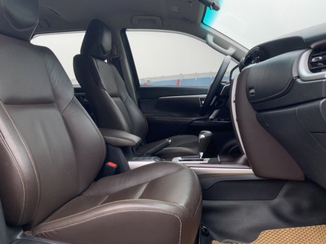 Bán xe Toyota Fortuner 2.4G AT sản xuất 2018, màu đen2
