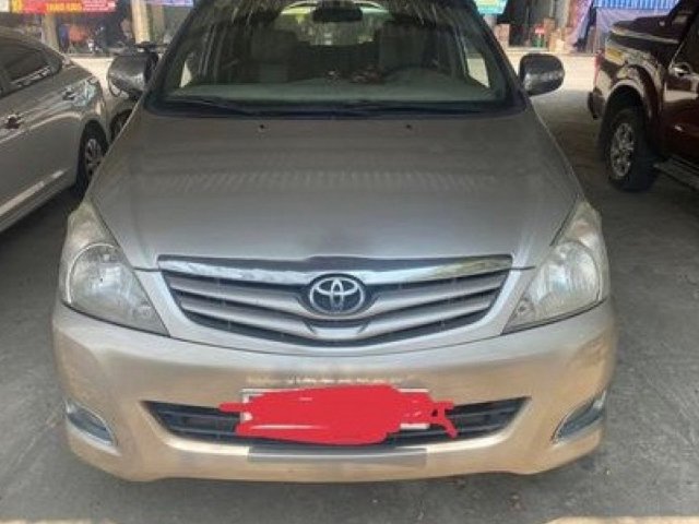 Cần bán gấp Toyota Innova sản xuất năm 2010, màu vàng cát