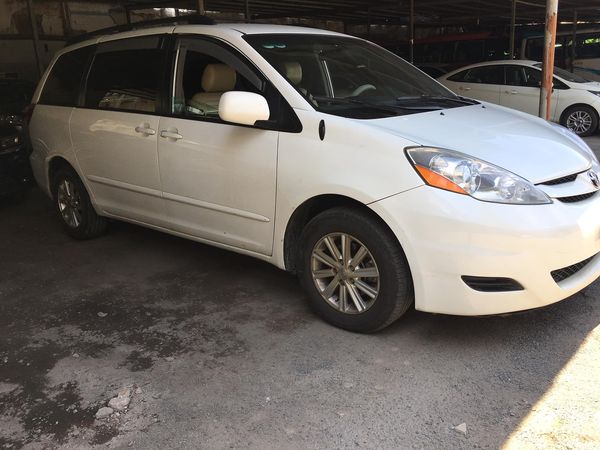 Vận hành 14 năm Toyota Sienna vẫn giữ giá bán cũ đắt hơn Suzuki Ertiga mua  mới