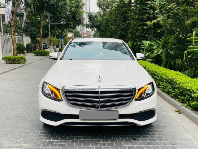 Màu trắng, nội thất đen đã lên mâm E300 AMG0