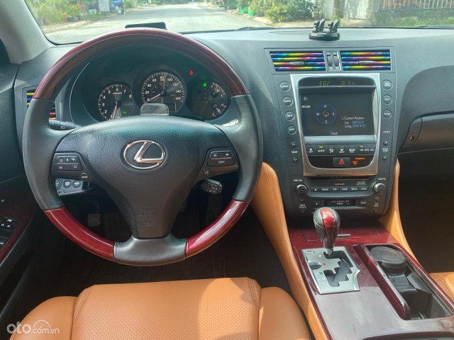 Xe gia đình giá chỉ 710tr, biển vip6