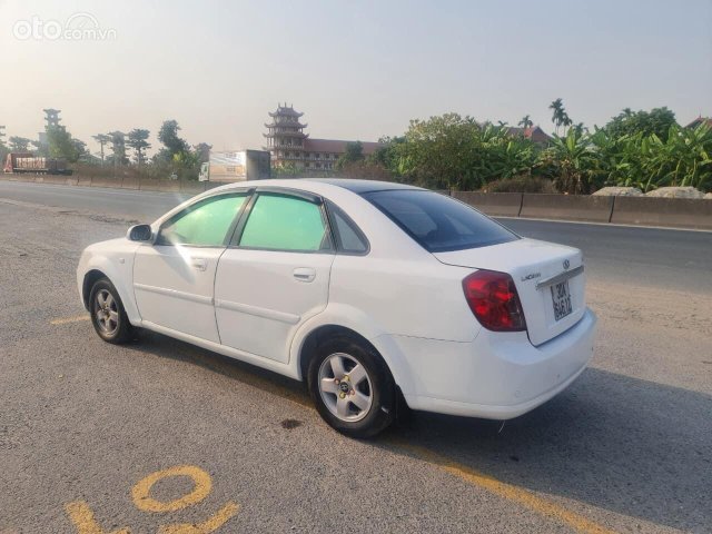 Xe màu trắng1