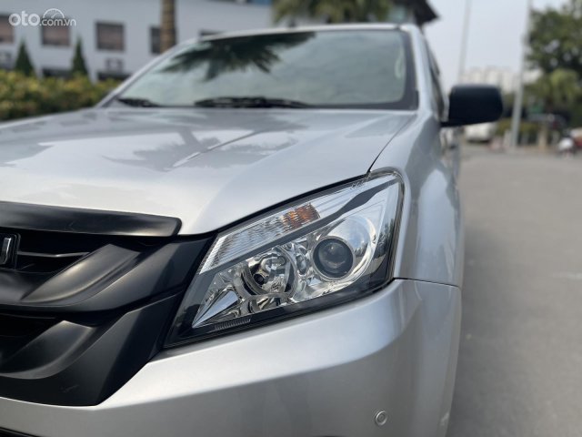 7 chỗ màu bạc mới cóng - Giá chỉ 550tr8