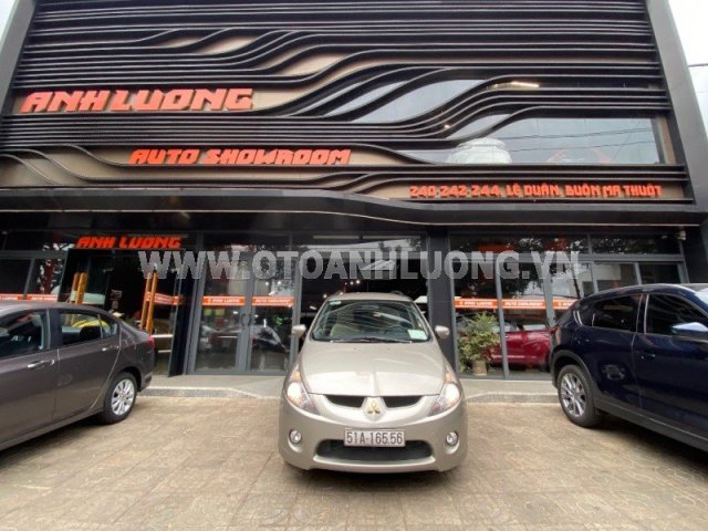 Xe màu bạc số tự động8