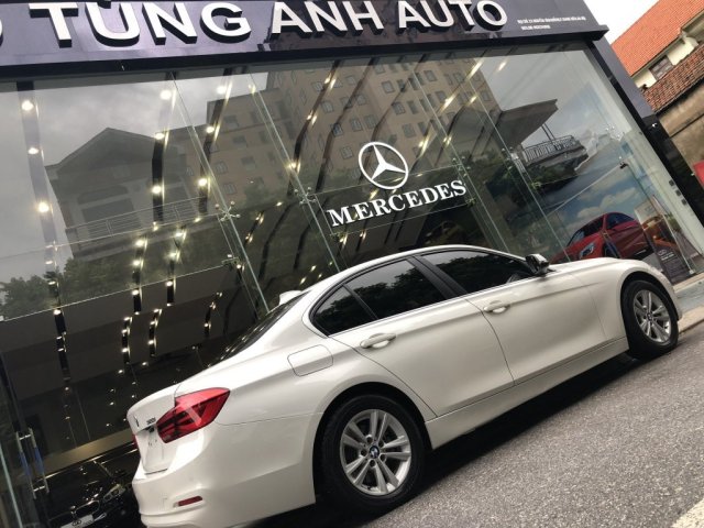 Xe màu trắng, nội thất kem9