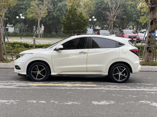 Màu trắng, xe nhập4