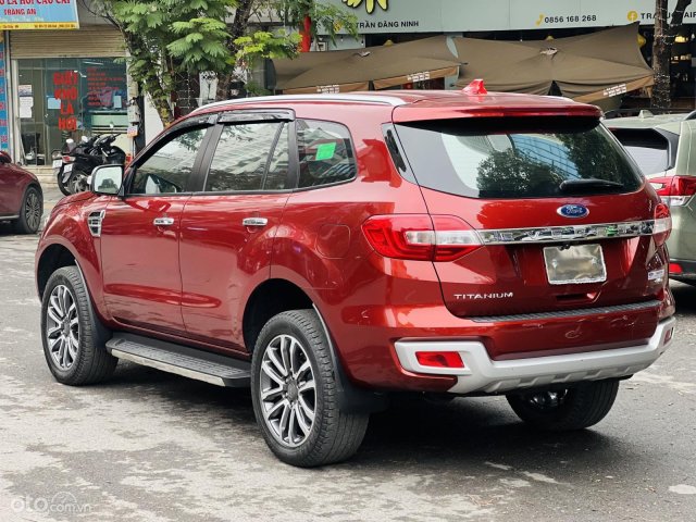 Xe màu đỏ nổi bật1