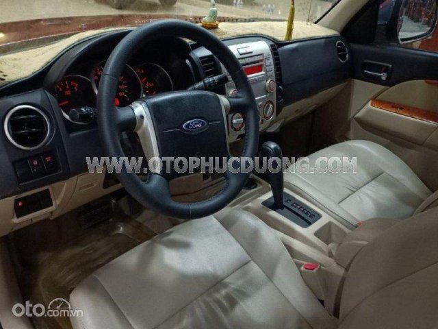 Xe màu đỏ số tự động4