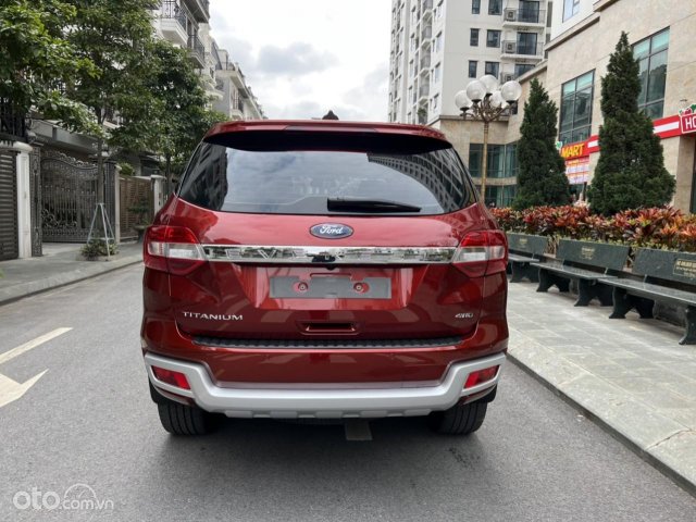 Xe màu đỏ1