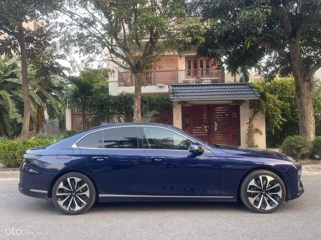 Xe màu xanh lam, giá 680tr5