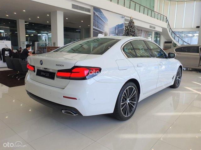 [Ưu đãi hot 50% phí trước bạ + 1 năm bảo hiểm Tháng 5/2023] Có xe giao ngay, đủ màu tại showroom3