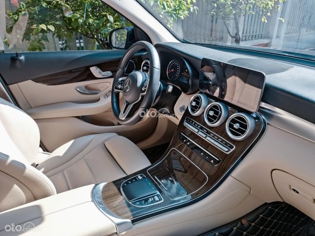 Cần bán lại xe model 2020, màu đen, nội thất kem4