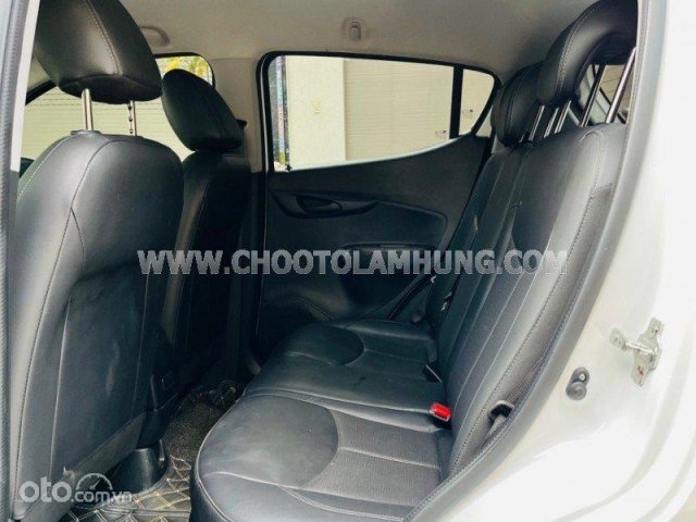 Màu trắng giá cạnh tranh4