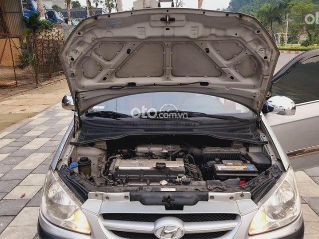Xe màu bạc số tự động6